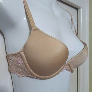 Wonderbra Push up Bra. Underwire, Beautiful lace Push up bra.